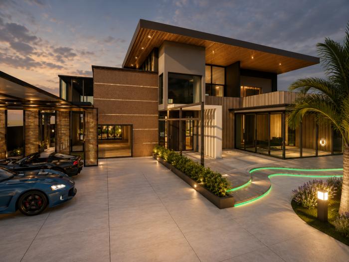 LUXURY 